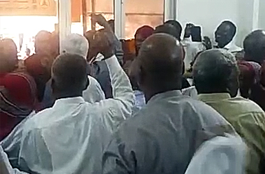 العاملون في بنك النيلين يحتجزون رئيس مجلس الإدارة في المقر الرئيسي بالخرطوم (سودان تربيون)