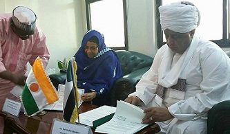 غندور وبولاما يوقعان مذكرة التفاهم ـ الخميس 24 ديسمبر 2015 (صورة من إعلام وزارة الخارجية السودانية)