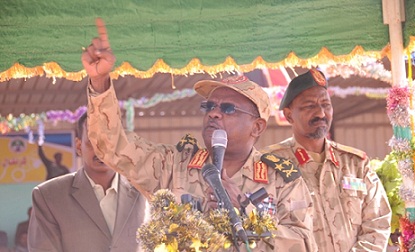 مدير جهاز الأمن السوداني محمد عطا يخاطب القوات المتوجهة لمنع تسلل 