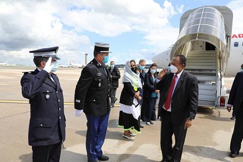 رئيس الوزراء لدى وصوله مطار شارل ديغول بالعاصمة باريس