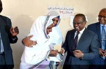 المعلمة منجدة تحظى بتكريم رفيع المستوى بعد اكتشافها (غش) طلاب اجانب في امتحانات الشهادة السودانية