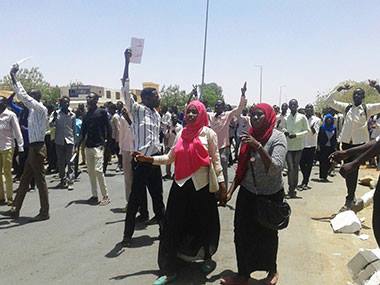 مظاهرة طلاب جامعة الفاشر ضد استفتاء دارفورـ الإثنين 11 أبريل 2016