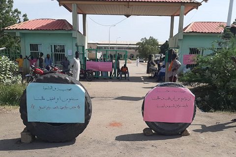 يغلق أهالي حي الثورة الطرق ويسيطرون على مباني محلية حلفا الجديدة صورة لـ(سودان تربيون)
