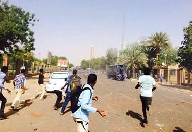 مواجهات بين الشرطة وطلاب جامعة الخرطوم في شارع الجامعة ـ الأربعاء 13 أبريل 2016 (صورة من مواقع التواصل الاجتماعي)