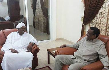 إبراهيم محمود ومبارك الفاضل في القصر الجمهوري ـ الثلاثاء 3 مايو 2016 (سودان تربيون)