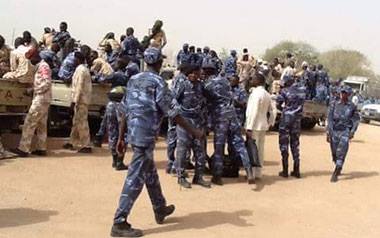 قوات نظامية تستعد لتنفيذ انتشارها في وحول مدينة نيالا بجنوب دارفور ـ الثلاثاء 5 يوليو 2016 (سودان تربيون)