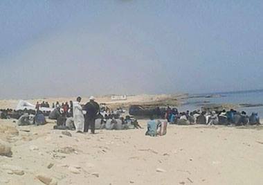 صورة بالهاتف للمهاجرين بعد إنزالهم على شواطئ الزاوية الليبية أول أيام عبد الفطر ـ 6 يوليو 2016 (سودان تربيون)