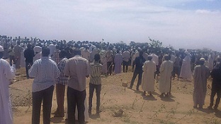 المئات يشيعون إمرأة قتلها مسلحون في نيالا عاصمة جنوب دارفور.. السبت 16 يوليو2016 صورة لـ(سودان تربيون)