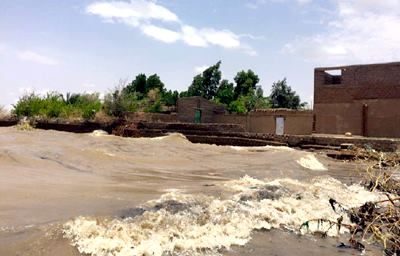 فيضان النيل الأبيض يحاصر قريتي (القصيرة) و(أم عشر العقليين) بمحلية جبل أولياء جنوبي الخرطوم ـ الجمعة 5 أغسطس 2016 (صورة من صفحة الصحفي طلال إسماعيل على فيسبوك)