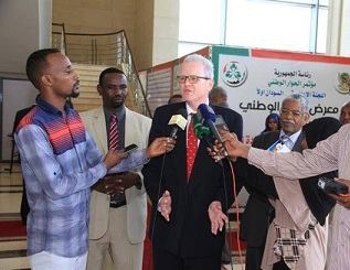 المبعوث البريطاني لدولتي السودان وجنوب السودان كريستوفر أتروتت يدلي بتصريحات في الخرطوم ـ الثلاثاء 20 سبتمبر 2016