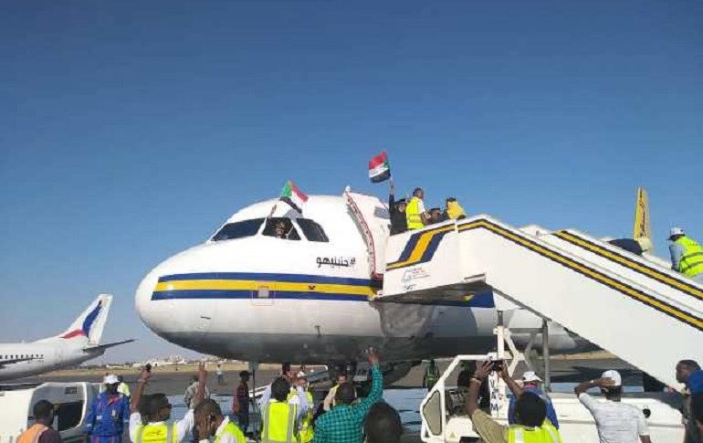 طائرة تابعة لسودانير على مدرج مطار الخرطم الدولي