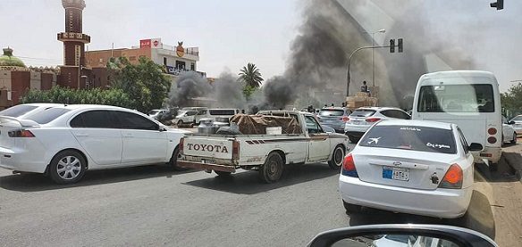 اغلاق شوارع رئيسية في الخرطوم واحراق اطارات احتجاجا على زيادة المحروقات 