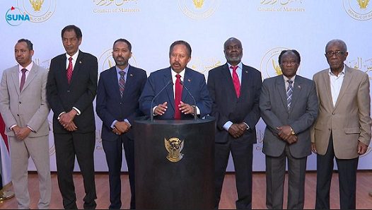 حمدوك وخلفه عدد من الوزراء خلال كلمته بعد دخول السودان ضمن مبادرة (الهيبك)