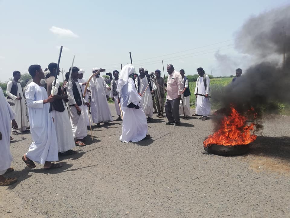 رئيس تجمع شرق السودان مبارك النور مع محتجين يقطعون الطريق القومي