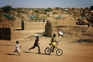 أطفال يلهون في مخيم (كلما) للنازحين بنيالا عاصمة ولاية جنوب دارفور ـ صورة لـ (سودان تربيون)