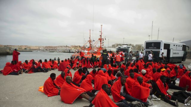 إسعاف مهاجرين غير شرعيين على شواطئ اسبانية ـ صورة من راديو سوا