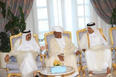 البشير يتوسط أمير قطر ووالده المتنازل عن الحكم بالدوحة ـ صورة من وكالة الأنباء القطرية (قنا)