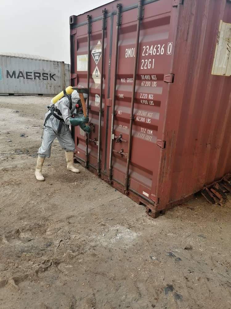 عنصر من قوة التدخل السريع التابعة للدفاع المدني يحاول فتح احدى الحاويات الخطرة بميناء بورتسودان ـ أغسطس 2021