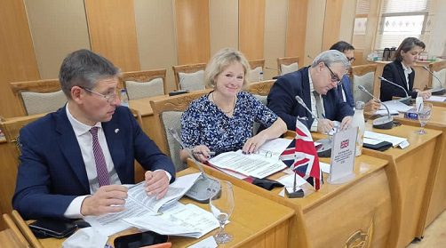 وزيرة بريطانيا للشؤون الأفريقية فيكي فورد وصلت الخرطوم وشاركت في الحوار الاستراتيجي بين البلدين