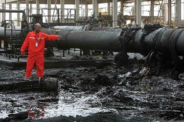 مهندس سوداني يشير الى موقع ضرر في منشات هجليج النفطية