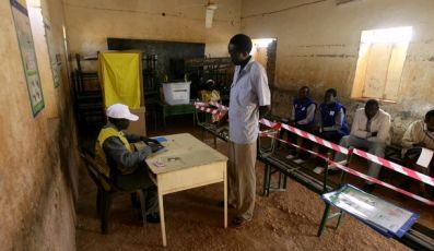 جنوبي يسجل قبل التصويت في أحد مراكز الاقتراع بالخرطوم في 9 يناير 2011