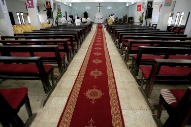 عدد قليل من المصلين يشارك في قداس عيد الفصح في احدى الكنائيس في الخرطوم الاحد 8 ابريل 2012