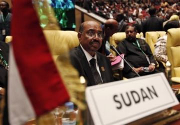 Bashir_attends_the_opening_session_of_the_13th_African_Union_summit_of_heads_of_state_and_government_in_Sirte_Libya_July_1_2009-ap.jpg