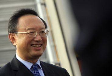 وزير الخارجية الصيني  يانغ جيتشي لدى وصوله الى مطار الخرطوم في 7 اغسطس 2011 (رويترز)