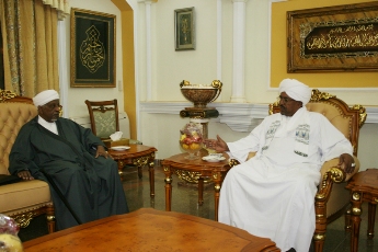 الرئيس السودني عمر البشير على اليمين خلال اجتماع في الاسبوع الماضي مع زعيم الحزب الاتحادي محمد عثمان الميرغني