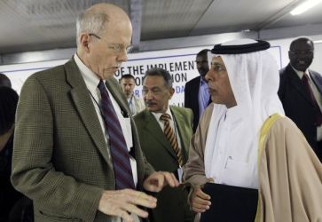 المبعوث الامريكي دان اسميت يتحدث مع نائب رئيس الوزراء القطري احمد بن عبدالله المحمود في الفاشر اثناء اجتماع لجنة المتابعة لسلام دارفور في 16 يناير 2012 (رويترز)