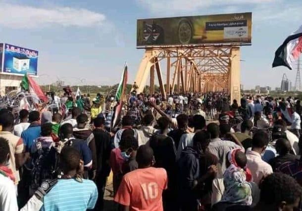Demonstrators cross from Omdurman to Khartoum