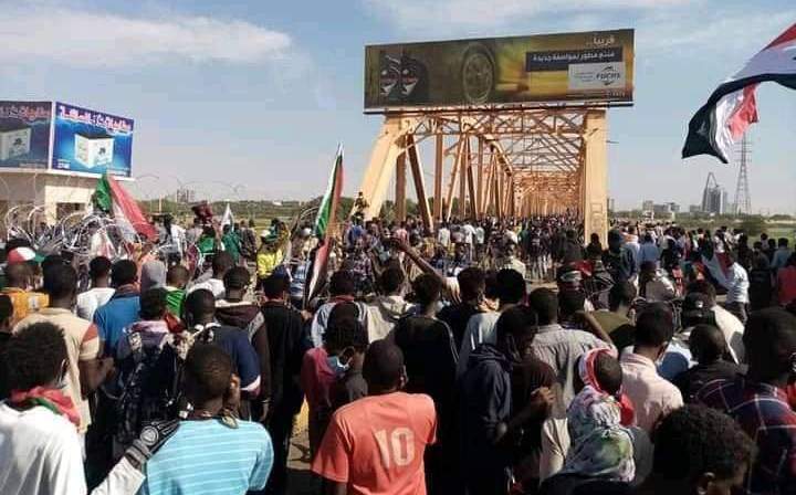 Demonstrators cross from Omdurman to Khartoum