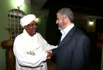 قائد القطاع السياسي لحركة حماس خالد المشعل و الرئيس السوداني عمر البشير
