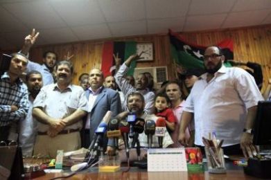 مواطنين ليبيين في داخل مبنى سفارة الجماهيرية في الخرطوم يعلنون استيلائهم على السفارة وتعيين سفير جديد (رويترز)