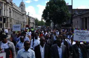 جانب من تظاهرة السودانيين في لندن دعماً لحملة السودان ينتفض  - الجزيرة دوت نت