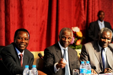 رئيس الاليةة الافريقية تابو امباكي واعضائها في محاضرة بمدينة جوبا قبيل استقلال الجنوب في العام الماضي 2011