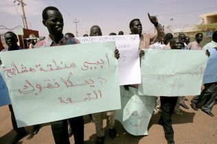 متظاهرون من ابناء ابيي يحملون لافتات تؤكد انتماء اببيي لقبيلة الدينكا خلال مظاهرة لهم في نوفمبر 2010