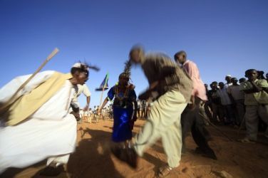 افراد من قبيلة الكنانة في جنوب كردفان يرقصون بعد نهاية الانتخابات في الولاية في شهر مايو الماضي (رويترز)