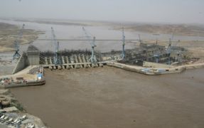 صورة يظهر فيها سد مروي اثناء اعمال البناء وقبل الافتتاح في العام الماضي.