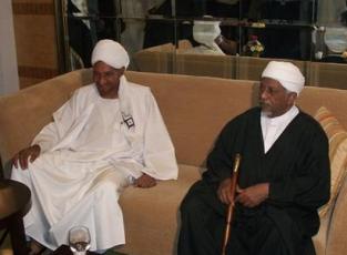 زعيم الحزب الاتحادي الديموقراطي محمد عثمان الميرغني على اليمين جالساُ بجوار زعيم حزب الأمة الصادق المهدي