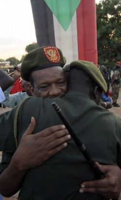 ضباط من شمال وجنوب السودان يتعانقون خلال حفل وداع اقيم بمناسبة تسريح 16 الف ضابط وجندي من صوفو الجيش السوداني بعد انفصال الجنوب (رويترز).