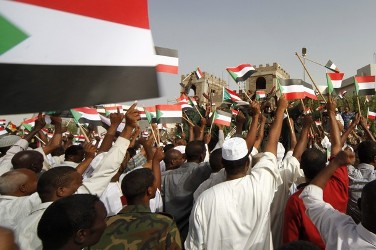 جماهير سودانية تلوح بالعلم السوداني بعد الاعلان عن تحرير الهجليج في يوم الجمعة 20 ابريل 2012
