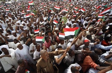 جماهير ترفع العلم السوداني في شوارع الخرطوم بعد الاعلان عن تحرير الهجليج في 20 ابريل 2012 -