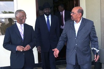 الرئيس السوداني البشير - يمين - ورئيس الآلية الافريقية ثابو امبيكي - يسار - و رئيس جنوب السودان سلفاكير ميارديت في الخلف - رويترز