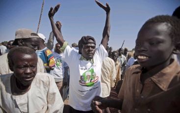 جنوبيين يتظاهرون احتجاجا على استقلال جنوب السودان امام مركز اقتراع في منطقة أليت شمال درافور في 12 يناير 2011 (رويترز)