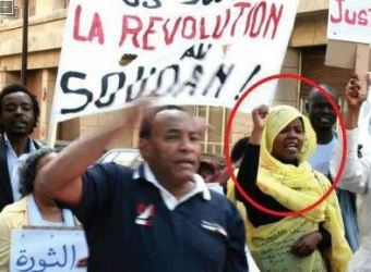 الناشطة صفية اسحاق كانت ضمن المشاركين في مظاهرة 30 يونيو المؤيدة للتغيير في السودان والتي نظمها ممثلي القوى السايساية المعارضة في باريس