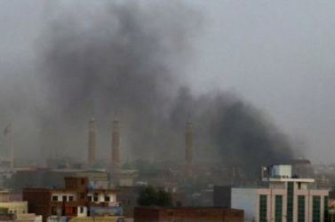 الدخان المتصاعد في سماء الخرطوم من جرأ حرق المتظاهرون لاطارات السيارات في يوم 22 يونيو 2012