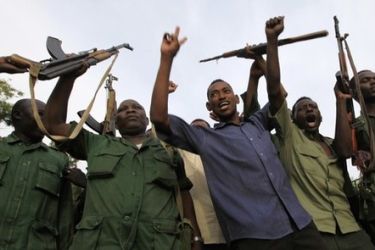 جنود من الجيش السوداني يهللون بعد السيطرة على الدمازين عاصمة النيل الازرق في 5 سبتمبر 2011 (رويترز)