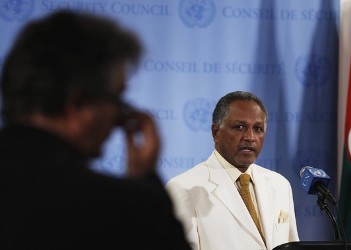 مندوب السودان الدائم بلالامم المتحدة يتحدث للصحافة بعد تبنى قرار مجلس الامن حول العدئيات بين السودان والجنوب في 2 مايو 2012