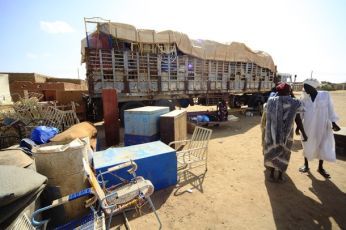 سودانيون من أبيي ينتظرون في الخرطوم شاحنة تقلهم إلى ابيي بعد ان اقاموا في الشمال لاكثر من 21 سنة